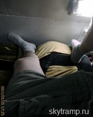 под потолком общего вагона